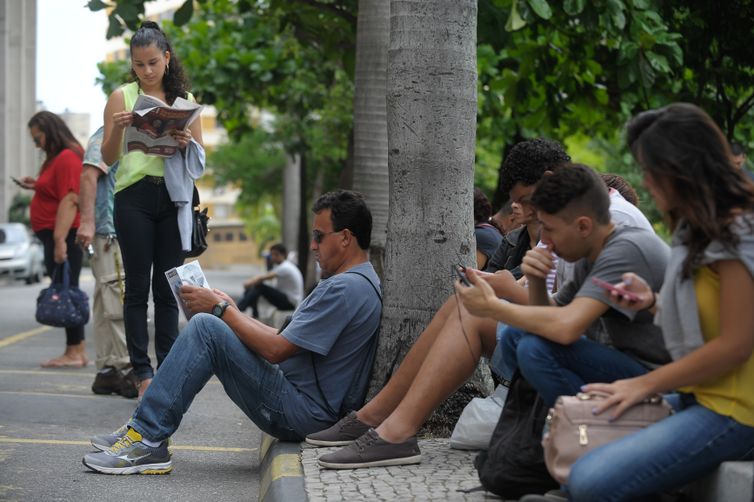 Rio de Janeiro - Candidatos estudam momentos antes do Exame Nacional do Ensino Médio (Enem) na Universidade do Estado do Rio de Janeiro (Uerj) (Fernando Frazão/Agência Brasil)