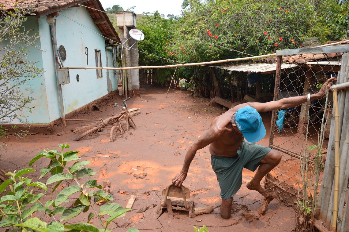 Antonio Cruz/ Agência Brasil a cidade de Barra Longa MG fotos dos transtornos causados pelo mar de lama tóxica pelo rompimento da barrragem de Rezidos,fotos do Sr Antonio Pedro da Costa marador Atingido pelos Rezidos da Barragem