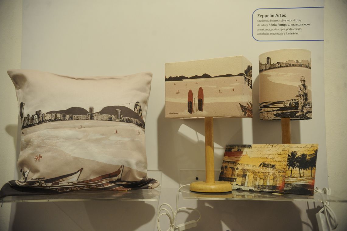 16 17:20:24 A exposição Com do Rio da Cabeça aos Pés: sem medo de ser Kitsch mostra a representação do RJ em souvenires desde os anos 20 até trabalhos contemporâneos no Centro Carioca de Design (Fernando Frazão/Agência Brasil)