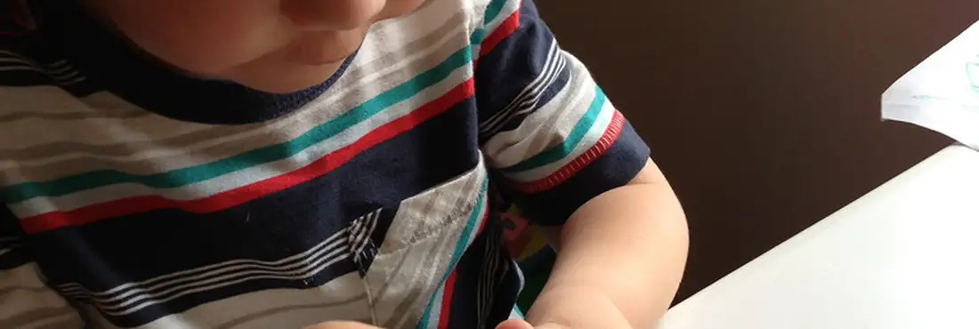 Menino brinca com massa de modelar Menino brinca com massa de modelar