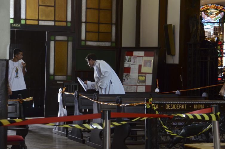 Missa na Catedral Metropolitana de Campinas após ataque de ontem (11) que deixou 5 mortos dentro da igreja.