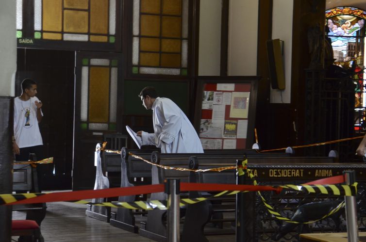 Missa na Catedral Metropolitana de Campinas após  ataque de ontem (12) que deixou 5 mortos dentro da igreja.