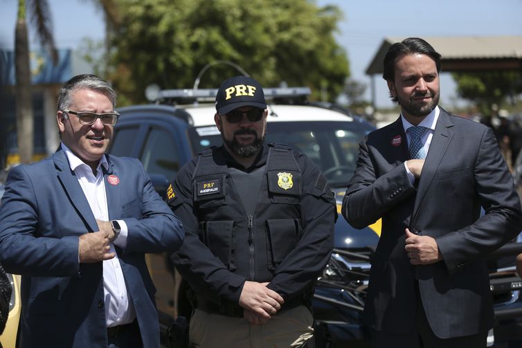 José Cruz/Agência Brasil/Agência Brasil O ministro das Cidades, Alexandre Baldy participa de uma blitz educativa no posto da Polícia Rodoviária Federal (PRF), localizado na BR 040.