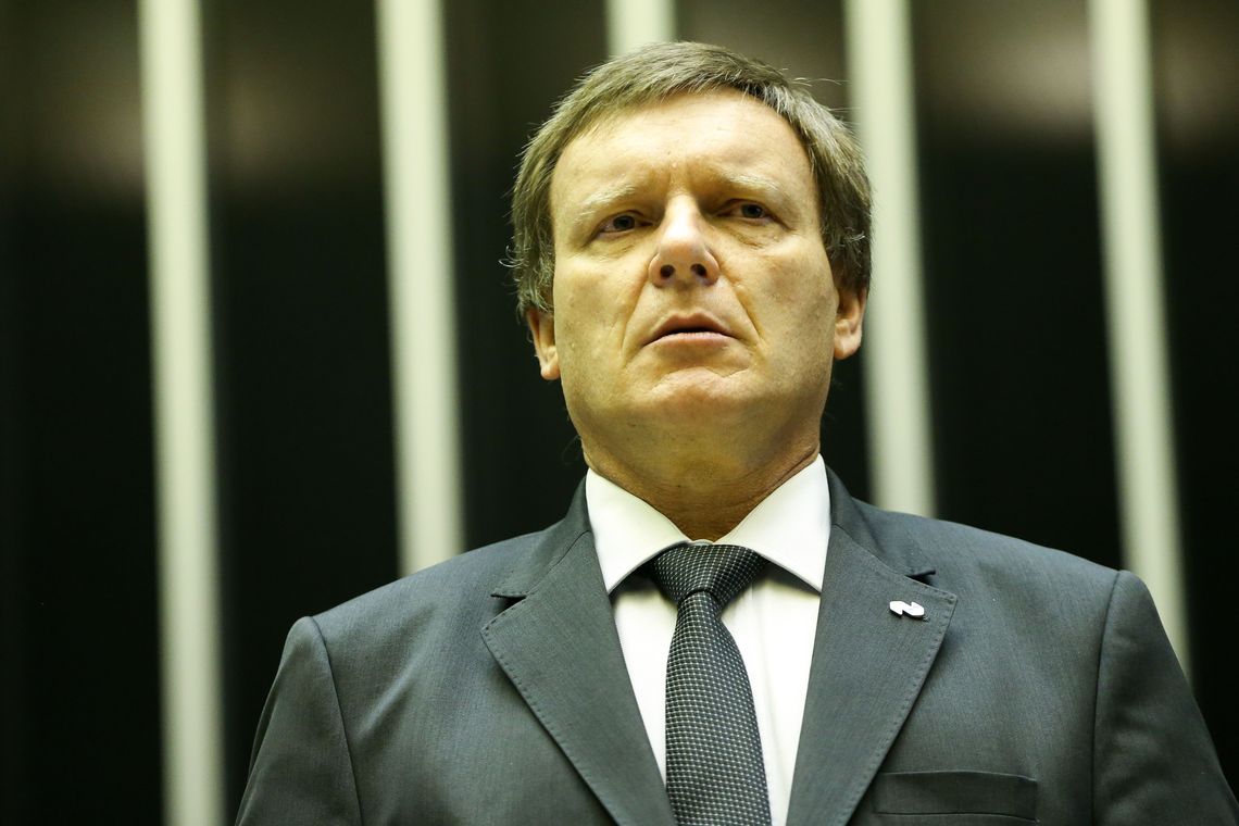 Marcelo Camargo/Agência Brasil O presidente dos Correios, Carlos Fortner, participa do lançamento da segunda emissão comemorativa da Série 200 Anos de Independência: Bicentenário da Aclamação de D. João VI, durante sessão solene na Câmara dos Deputados.