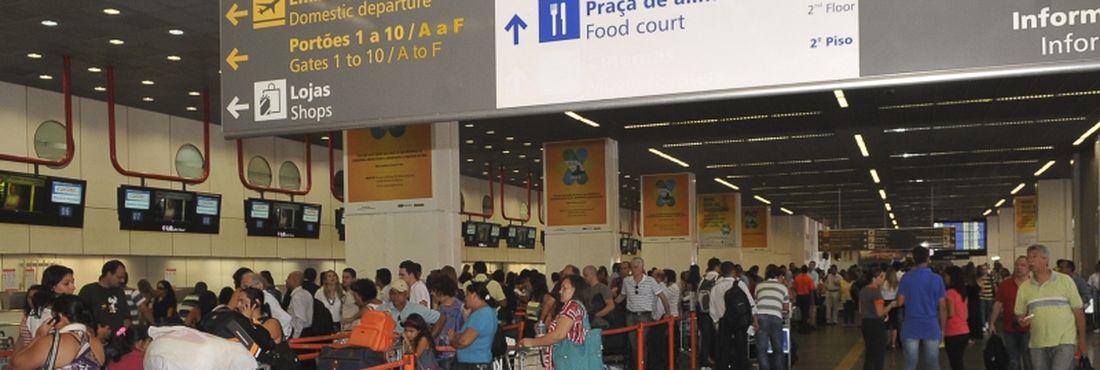 Fila no aeroporto de Brasília Fila no aeroporto de Brasília