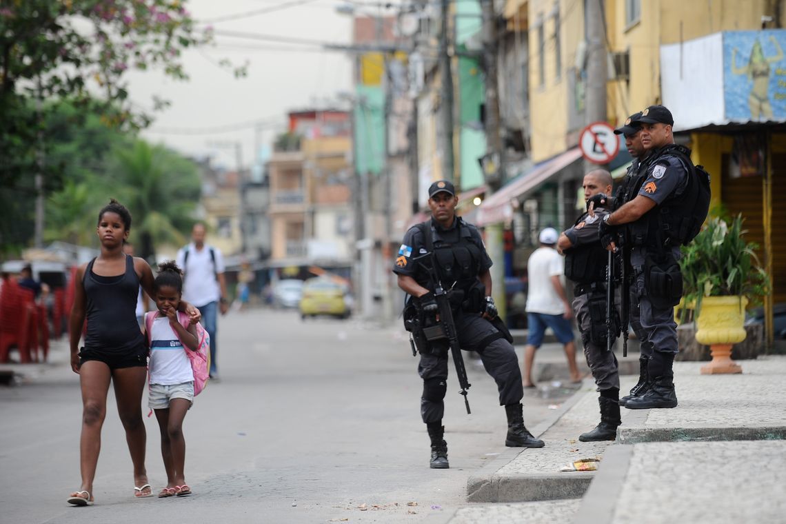 01 10:51:36 A Polícia Militar dá início ao processo de transição com a Força de Pacificação no patrulhamento do conjunto de favelas da Maré, na zona norte do Rio (Tomaz Silva/Agência Brasil)