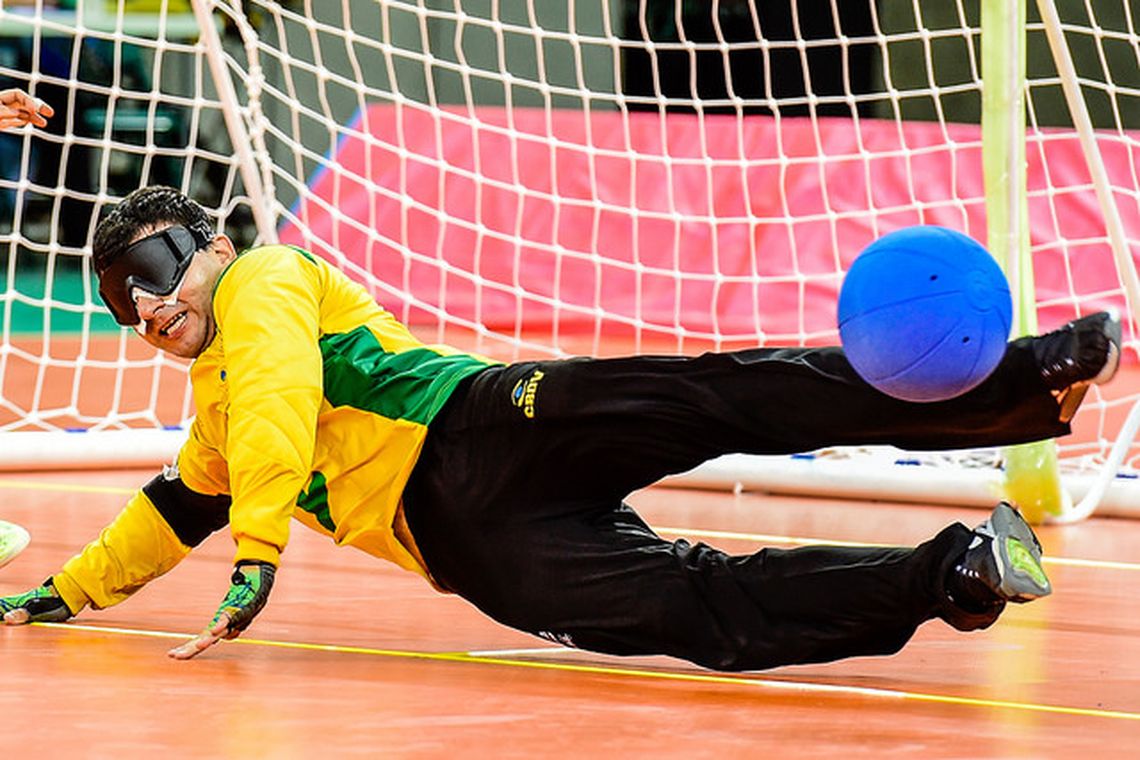 Atleta paralÃ­mpico no goalball - DivulgaÃ§Ã£o CPB