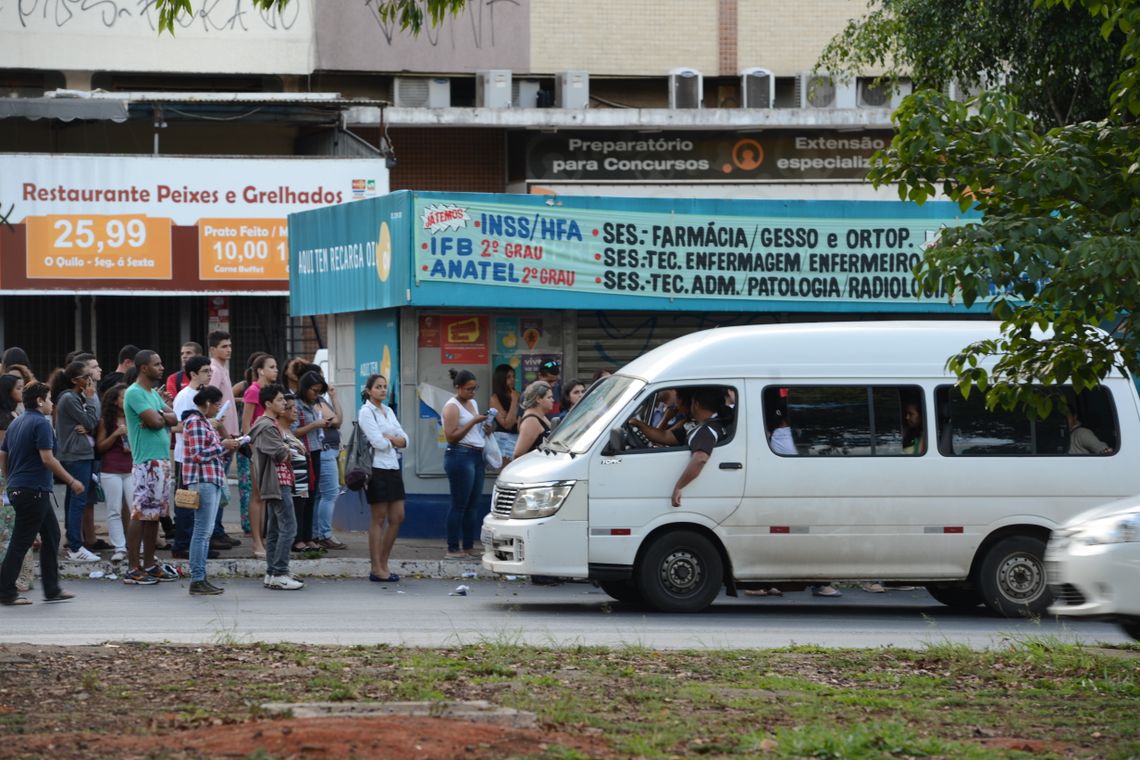 Na volta para casa, após a prova, candidatos lotaram as paradas a espera de ônibus ou fizeram uso de transporte pirata (Elza Fiuza/Agência Brasil)