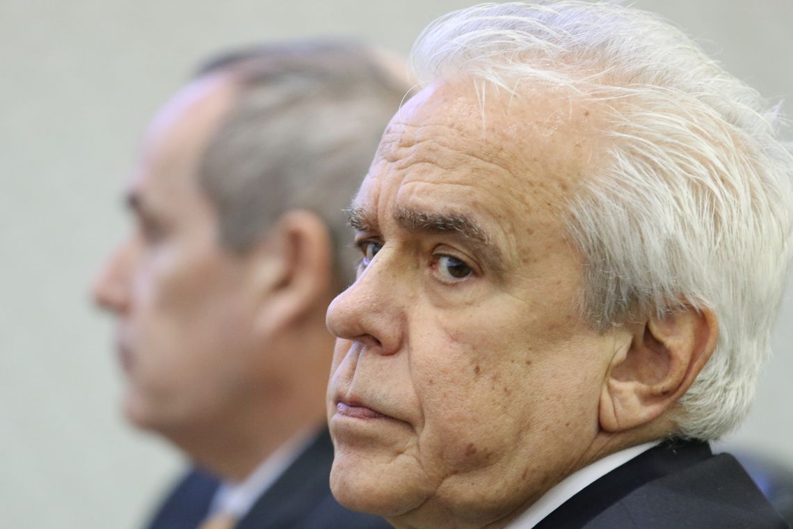 Fabio Rodrigues Pozzebom/Agência Brasil O diretor-geral da ANP, Décio Oddone, e o presidente da Petrobras, Roberto Castello Branco, durante assinatura no Cade de Termo de Cessação de Conduta (TCC) relacionado às atividades de refino da Petrobras.