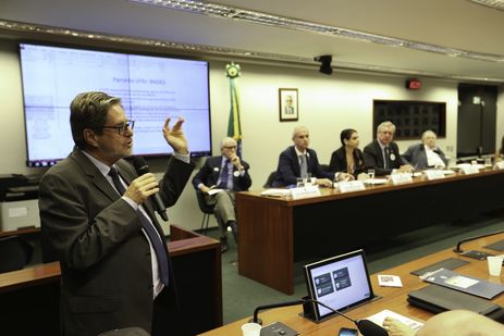O  reitor da UFRJ, Roberto Leher durante audiência pública da Comissão de Educação da Câmara dos Deputados, para debater os problemas enfrentados pelo Museu Nacional, destruído por um incêndio em setembro deste ano.
