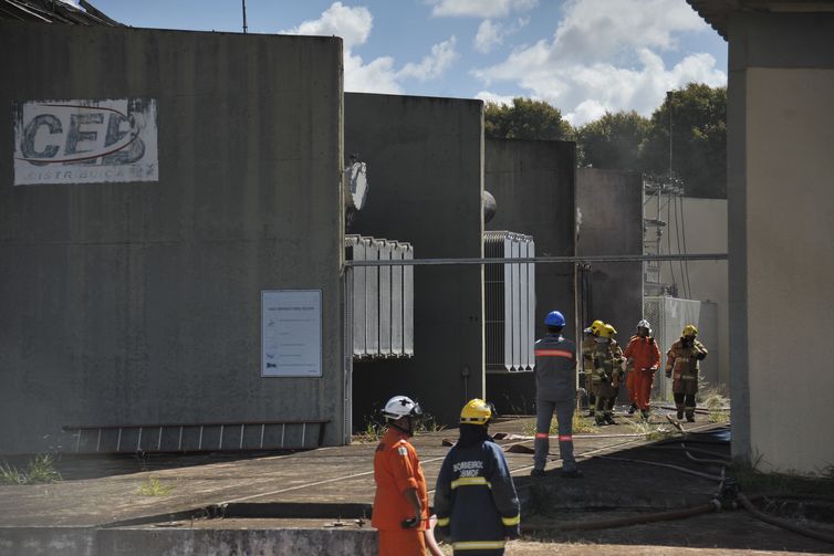 Um incêndio de grandes proporções atingiu a subestação da Companhia Energética de Brasília (CEB) na manhã desta quarta-feira 