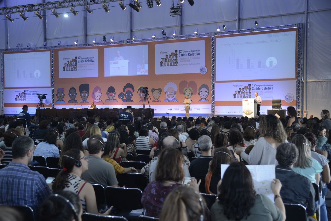 Pesquisadores lanÃ§am atualizaÃ§Ã£o de dossiÃª contra os agrotÃ³xicos durante o 12Âº Congresso Brasileiro de SaÃºde Coletiva (Abrasco), na Fiocruz.