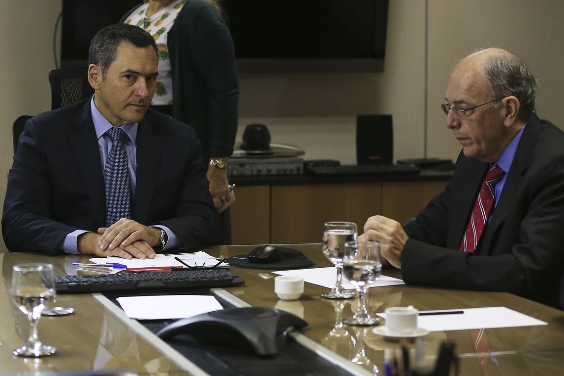 José Cruz/Agência Brasil O ministro da Fazenda, Eduardo Guardia e o presidente da Petrobras, Pedro Parente durante reunião técnica para tratar da alta no preço dos combustíveis.