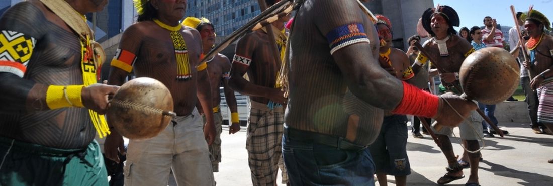Indígenas participam de inauguração do novo prédio da Funai Apresentação de dança dos Índios Kayapó, durante solenidade de inauguração do novo edifício-sede da Funai