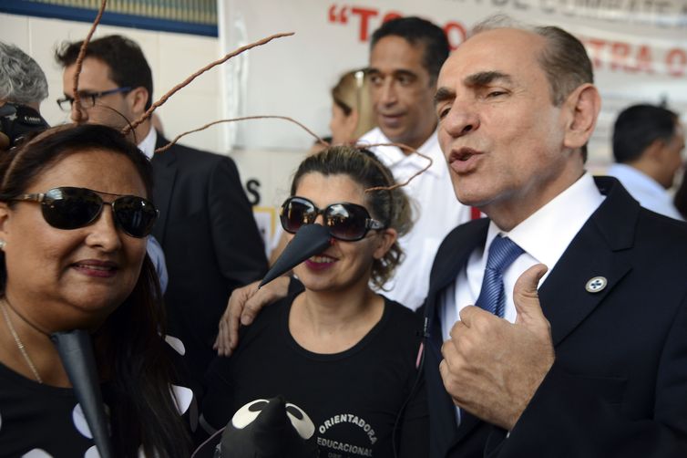 Brasília - O ministro da Saúde, Marcelo Castro, participa de ação contra o mosquito Aedes aegypti no Centro de Ensino Fundamental Agrourbano Ipê, localizado no Riacho Fundo (José Cruz/Agência Brasil)