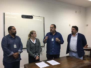 Representantes do Comitê Internacional da Cruz Vermelha assinam acordo com a Secretaria de Estado de Educação para a para realização de projeto-piloto no Rio de Janeiro