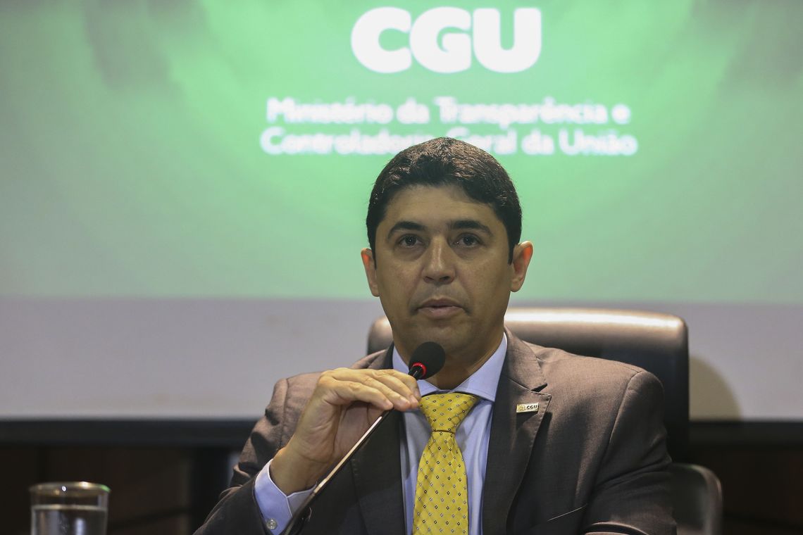 O ministro da Controladoria - Geral da União, Wagner Rosário dá entrevista.