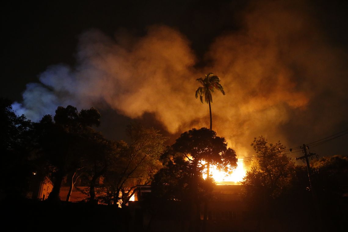 Tânia Rego/Agência Brasil Um incêndio de proporções ainda incalculáveis atingiu, no começo da noite deste domingo (2), o Museu Nacional do Rio de Janeiro, na Quinta da Boa Vista, em São Cristóvão, na zona norte da capital fluminense