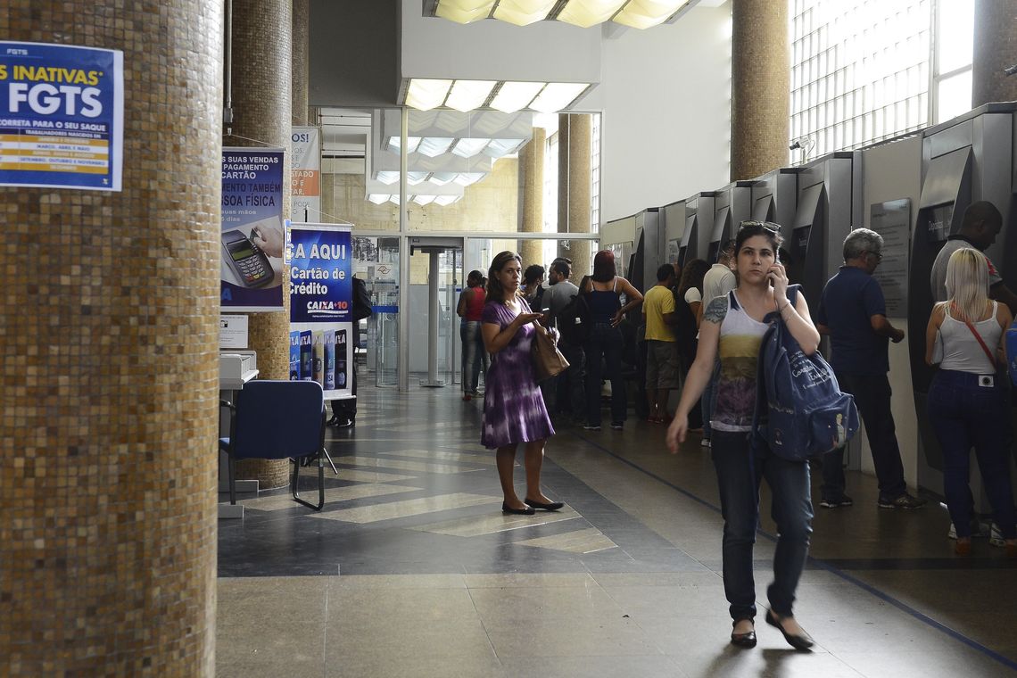 Rovena Rosa/Agência Brasil São Paulo - As agências da Caixa Econômica Federal antecipam em duas horas o atendimento aos clientes devido aos saques das contas inativas do Fundo de Garantia do Tempo de Serviço (Rovena Rosa/Agência Brasil)