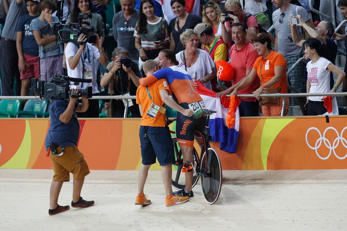 Fernando Frazão/Agência Brasil Rio de Janeiro - A holandesa Elis Ligtlee ganha medalha de ouro ao vencer a corrida Keirin de ciclismo no Velódromo dos Jogos Rio 2016, no Parque Olímpico. (Fernando Frazão/Agência Brasil)