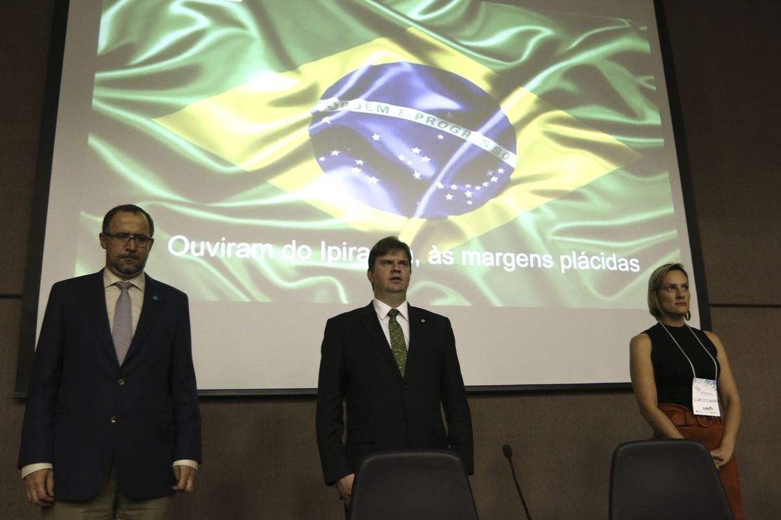 Valter Campanato/Agência Brasil O representante da FAO, Rafael Zavala, o ministro do Desenvolvimento Regional, Gustavo Canuto, e a presidente da ANA, Christianne Dias, no Encontro Nacional de Gestão de Recursos Hídricos e Revitalização de Bacias Hidrográficas.