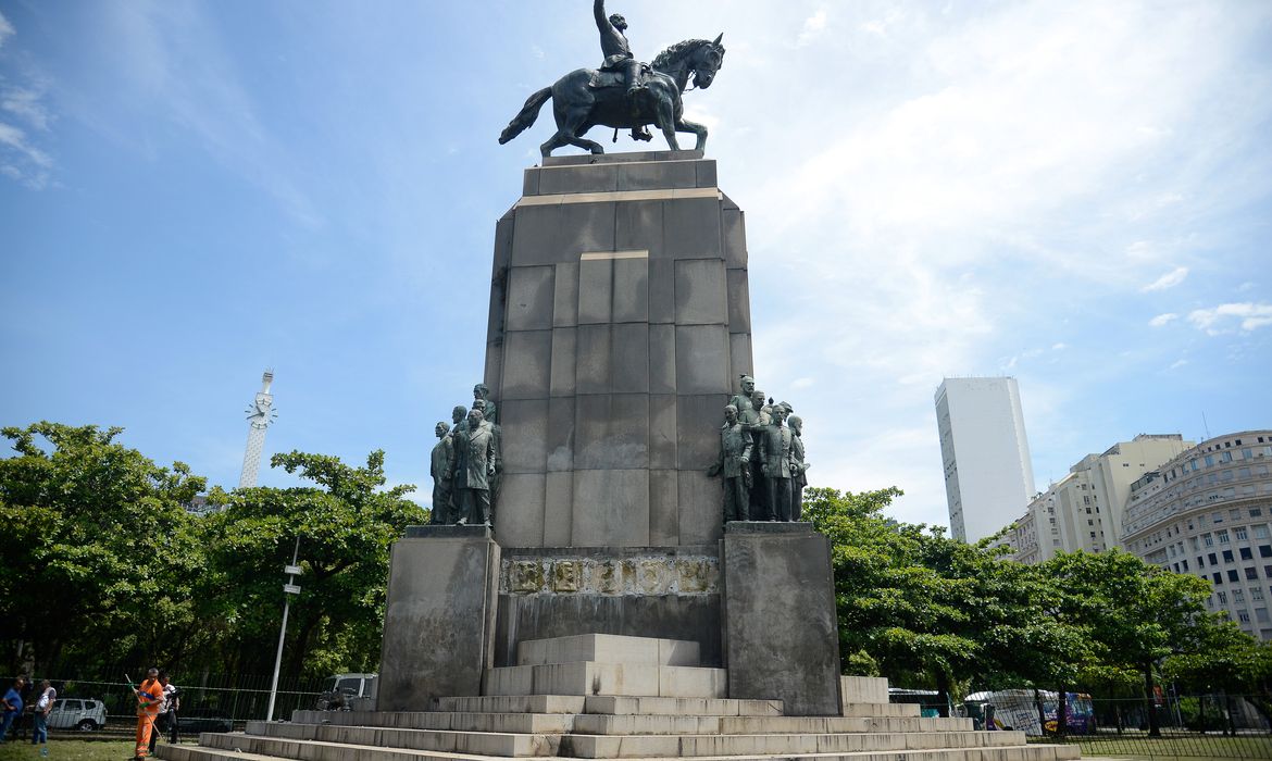 A escultura em bronze pesa cerca de 400 quilos, tem em torno de dois metros de altura e representa a mãe do Marechal, dona Rosa Paulina da Fonseca. Deodoro da Fonseca foi o primeiro presidente do Brasil, entre 1889 e 1891.