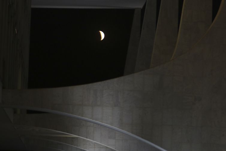 Astrônomos ocupam a Praça dos Três Poderes para ver eclipse lunar - Grupo Rio Claro SP Eclipse parcial da Lua