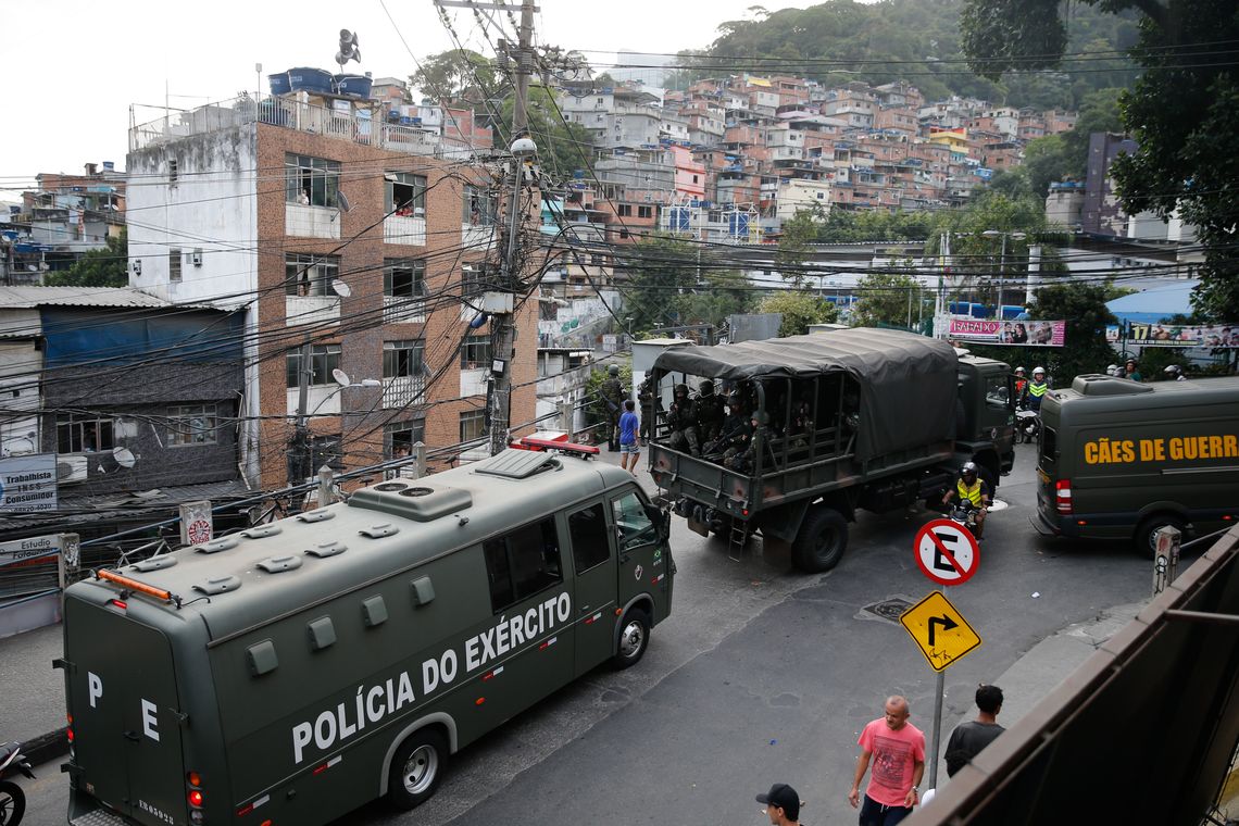 Fernando Frazão/Agência Brasil Rio de Janeiro - Militares fazem operação na favela da Rocinha após guerra entre quadrilhas rivais de traficantes pelo controle da área (Fernando Frazão/Agência Brasil)