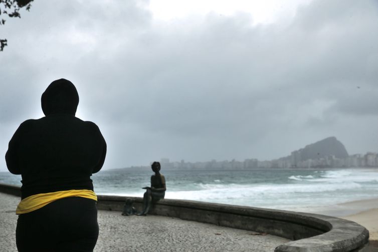 Frente fria chega ao Rio trazendo ressaca, chuva e baixas temperaturas. 