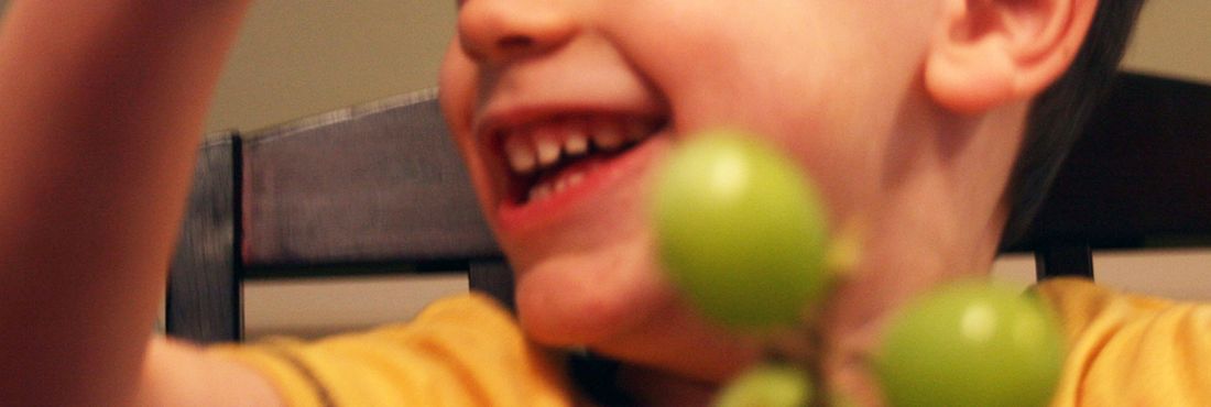 Menino comendo uvas Jogos virtuais dão estímulo à alimentação saudável