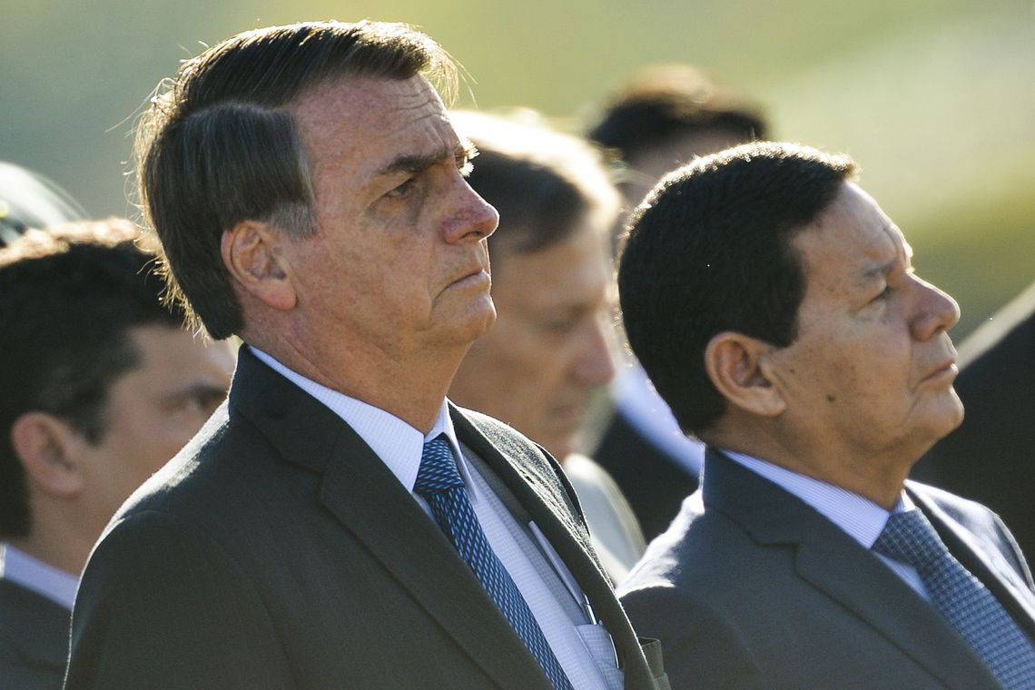 Marcelo Camargo/Agência Brasil O presidente Jair Bolsonaro, o vice-presidente Hamilton Mourão e ministros, participam de cerimônia de hastiamento da bandeira, no Palácio da Alvorada.