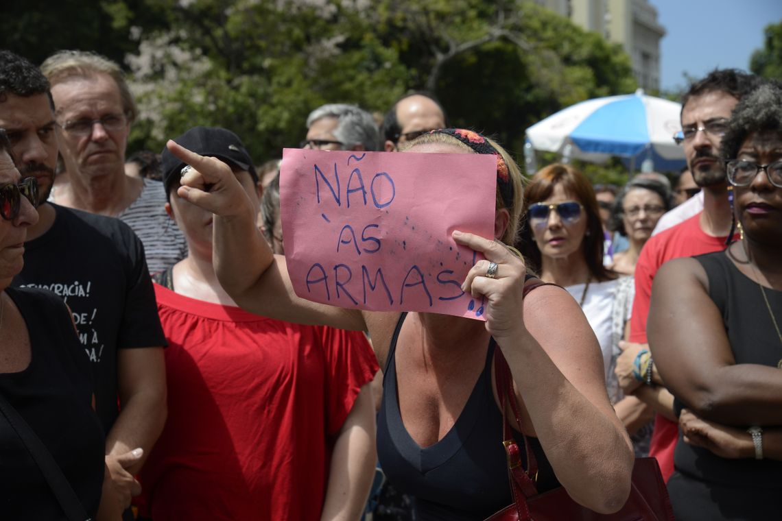 Tânia Rêgo/Agência Brasil Rio de Janeiro - Milhares de pessoas participam de ato em memória do motorista Anderson Pedro Gomes e da vereadora Marielle Franco, em frente à Câmara dos Vereadores (Tânia Rêgo/Agência Brasil)