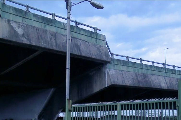 Um viaduto da pista expressa da Marginal Pinheiros, próximo à Ponte do Jaguaré, na zona oeste de São Paulo, cedeu cerca de dois metros na madrugada de hoje (15). De acordo com o Corpo de Bombeiros, a ruptura ocorreu por volta das 3h30.