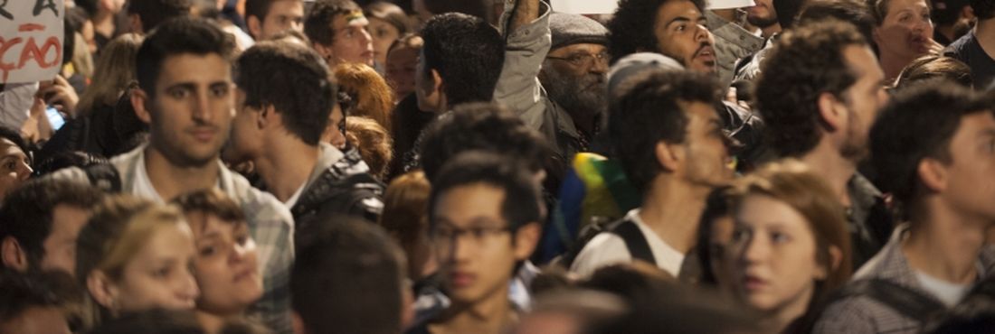Protesto em São Paulo ão Paulo - Protesto contra aumento das passagens do transporte público, gastos na Copa do Mundo e a corrupção tomaram as ruas da capital paulista