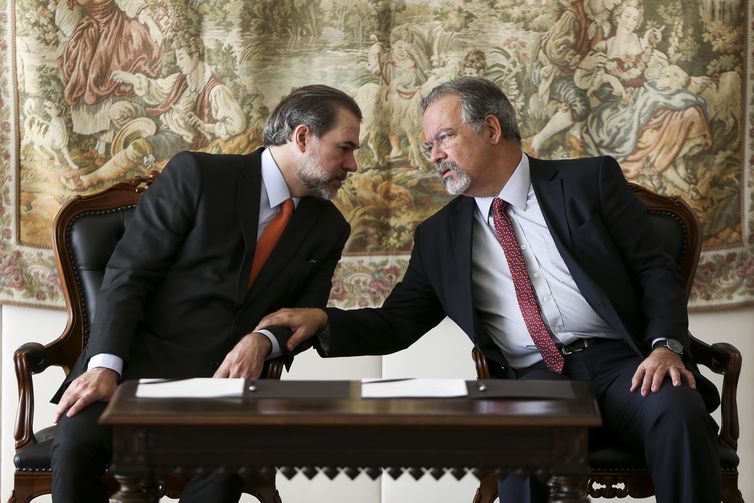 O presidente do CNJ e do STF, Dias Toffoli, e o ministro da Segurança Pública, Raul Jungmann, durante cerimônia de assinatura do Termo de Execução Descentralizada de Alternativas Penais e Monitoração Eletrônica.