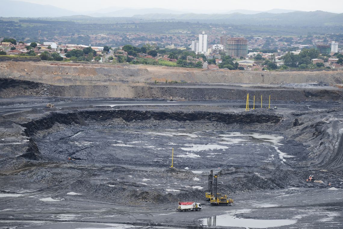 ABR; José Cruz/Agencia Brasil A mineração no chamado Morro do Ouro, liderada pela empresa canadense Kinross Gold Corporation, representa a principal atividade industrial para a geração de emprego e renda na região (José Cruz/Agência Brasil)