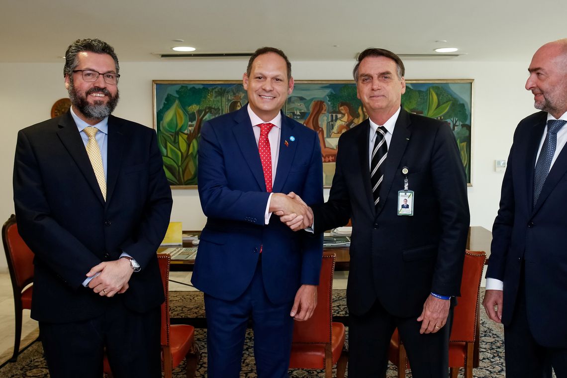 Alan Santos/ PR Presidente do Brasil, Jair Bolsonaro, aperta a mão do presidente do Supremo Tribunal de Justiça da Venezuela no exílio Miguel Angel Martin em Brasília