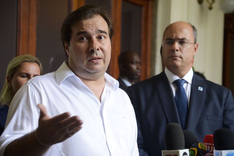 O presidente da Câmara dos Deputados, Rodrigo Maia e o governador Wilson Witzel , falam aos jornalistas, após reunião com deputados federais, no Palácio das Laranjeiras.