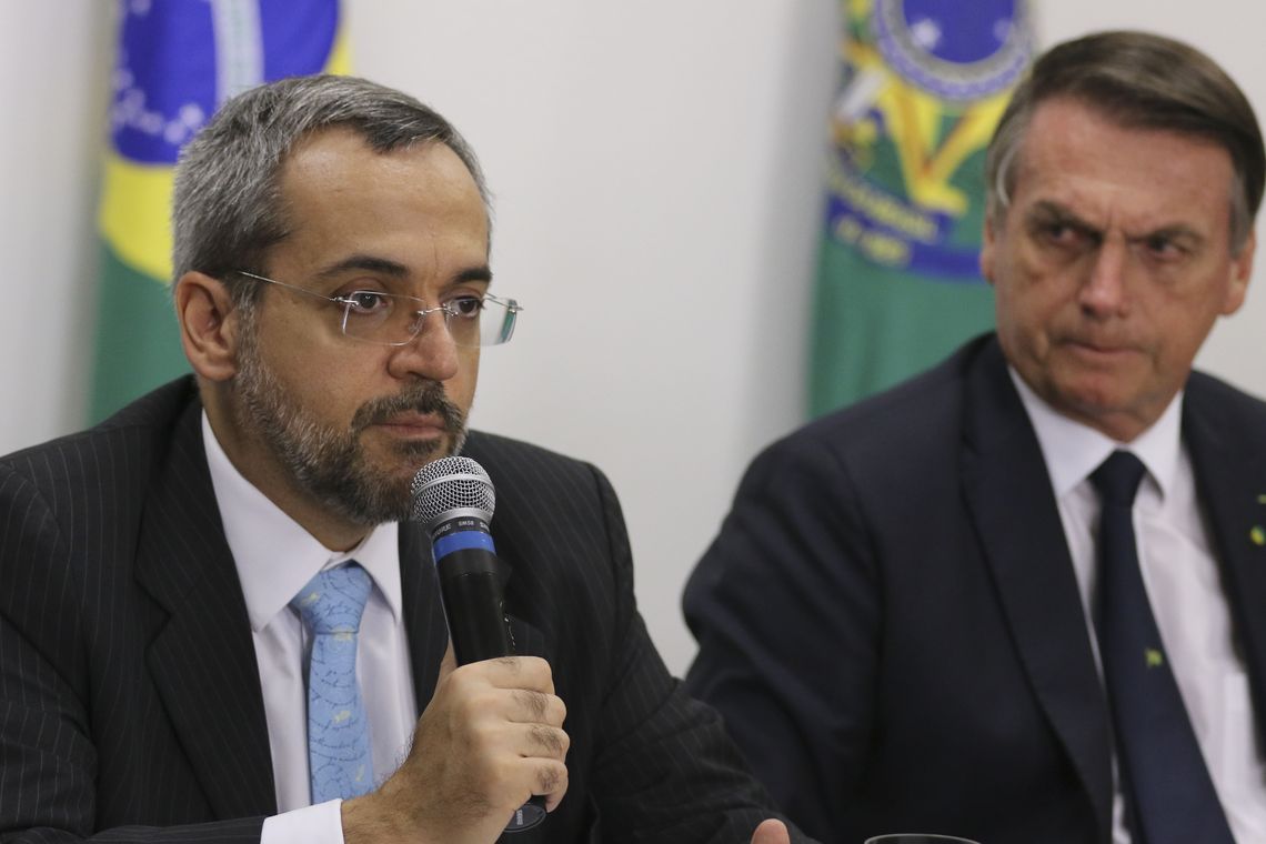 Valter Campanato/Agência Brasil O ministro da Educação, Abraham Weintraub, e o presidente Jair Bolsonaro durante videoconferência com escola atendida pelo programa Gesac.