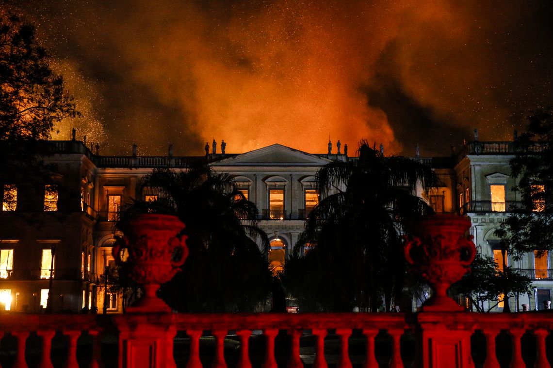 Tânia Rêgo/Agência Brasil Um incêndio de proporções ainda incalculáveis atingiu, no começo da noite deste domingo (2), o Museu Nacional do Rio de Janeiro, na Quinta da Boa Vista, em São Cristóvão, na zona norte da capital fluminense