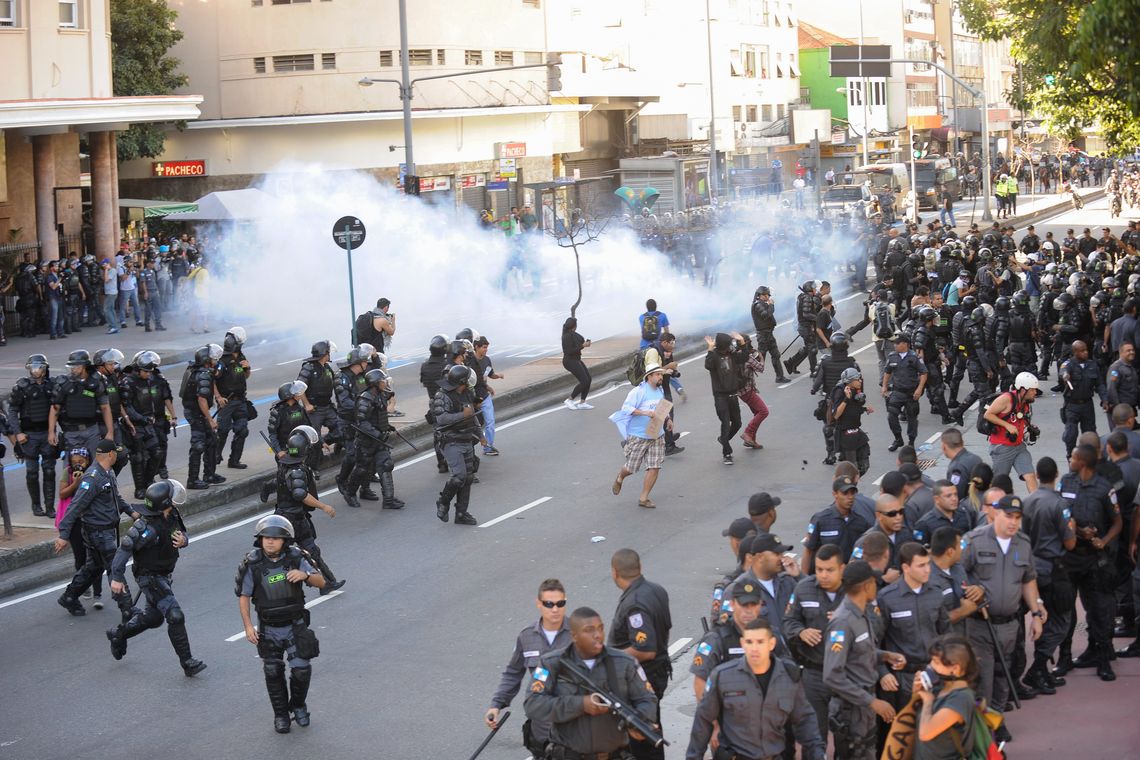 Tomaz Silva/Agência Brasil Protesto contra a Copa do Mundo na Praça Saens Peña. Os manifestantes pretendiam seguir em direção ao Estádio Maracanã, mas foram impedidos por um forte esquema de segurança (Tomaz Silva/Agência Brasil)