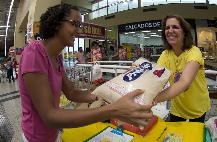 Amanda Lopes, faz doação no Dia Nacional de Coleta de Alimentos. Na ação, voluntários recebem doações em supermercados de 60 cidades do País (Marcelo Camargo/Agência Brasil)