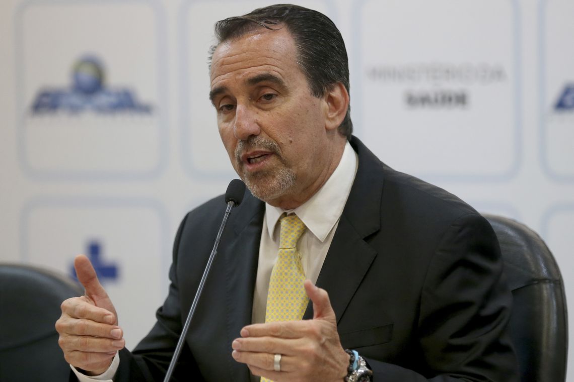 Wilson Dias/Agência Brasil O ministro da Saúde, Gilberto Occhi, assina o primeiro acordo para a redução do teor de açúcar nos alimentos industrializados.