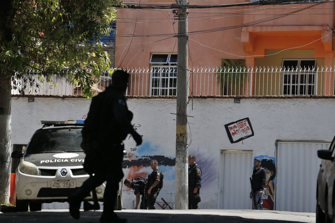 Tânia Rêgo Rio de Janeiro - Operação feita pelas polícias Civil e Militar, com o apoio das Forças Armadas, da Força Nacional de Segurança e da Polícia Federal, no Morro dos Macacos, em Vila Isabel, zona norte do Rio (Foto: Tânia Rêgo/Agência Brasil)