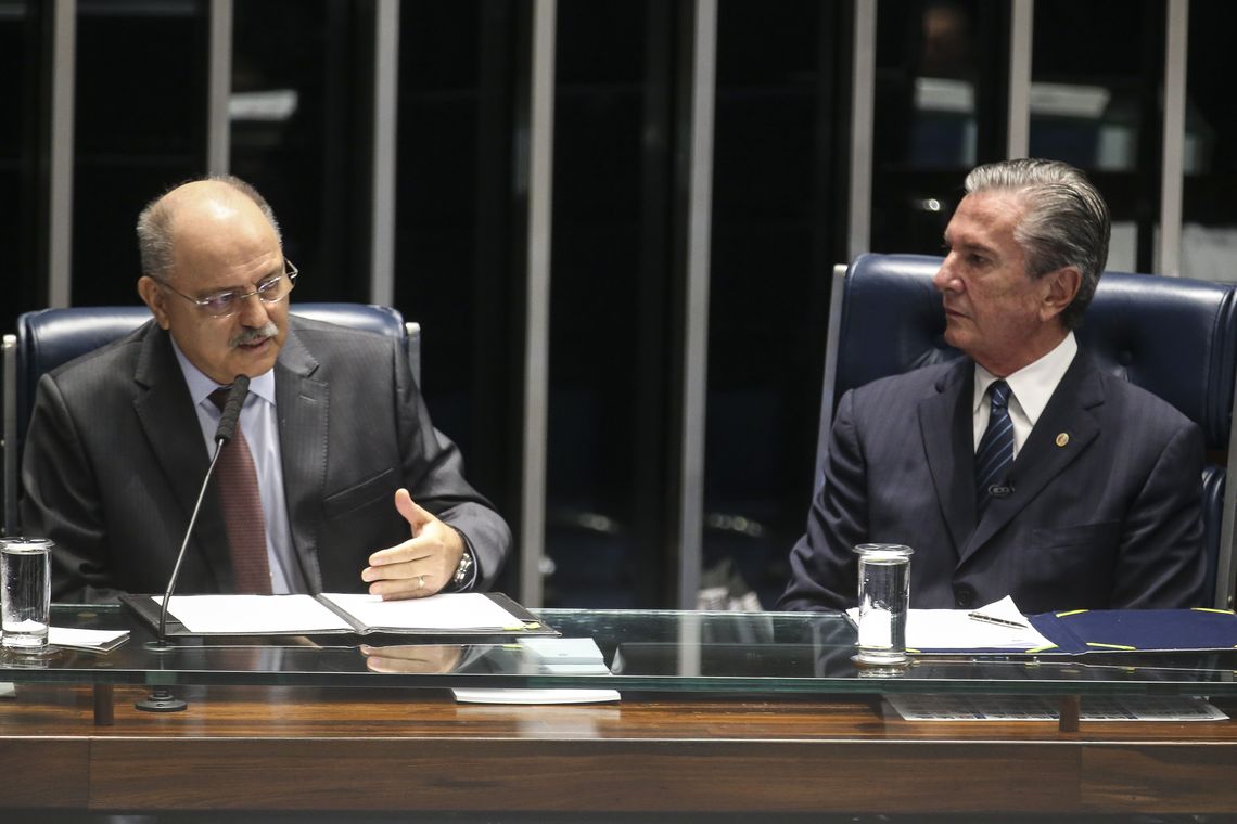 Antonio Cruz/Agência Brasil O ministro do GSI, Sérgio Etchegoyen, e o senador Fernando Collor participam da sessão solene do Senado em comemoração dos 80 anos de criação do Gabinete de Segurança Institucional (GSI) da Presidência da República.