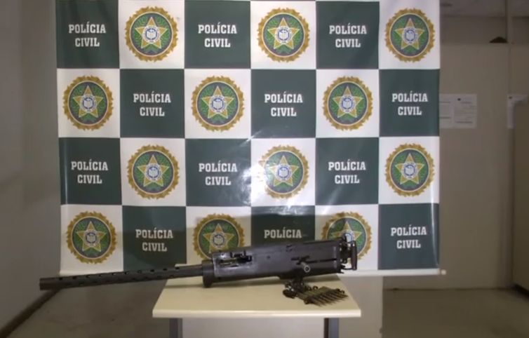 A Polícia Civil do Rio apreendeu, na Barra da Tijuca, zona oeste da cidade, uma metralhadora antiaérea norte-americana Browning ponto 50.