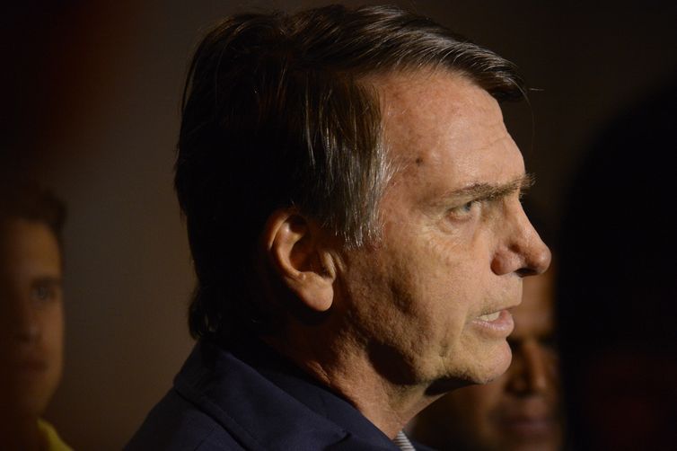 O candidato do PSL à Presidência da República, Jair Bolsonaro, fala à imprensa após gravação de campanha, no bairro Jardim Botânico, Rio de Janeiro.