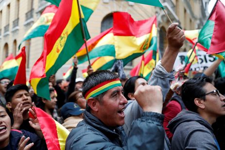 People shout slogans during a protest against Bolivia&#039;s President Evo Morales in La Paz, Bolivia, November 9, 2019. REUTERS/Carlos Garcia Rawlins