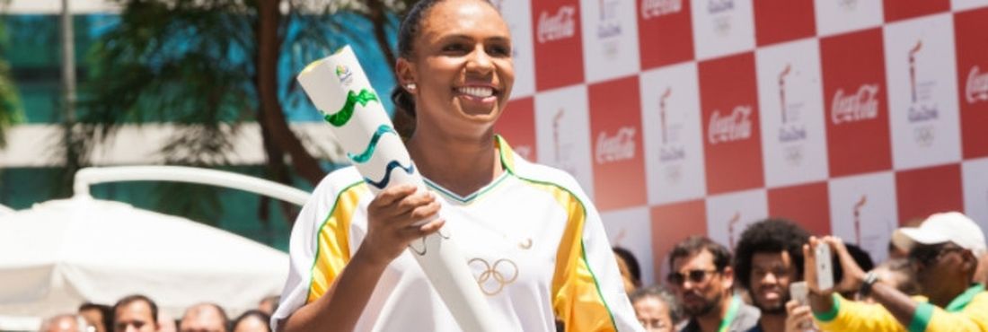 A judoca Érika Miranda com a tocha Olímpica, na apresentação do uniforme dos condutores