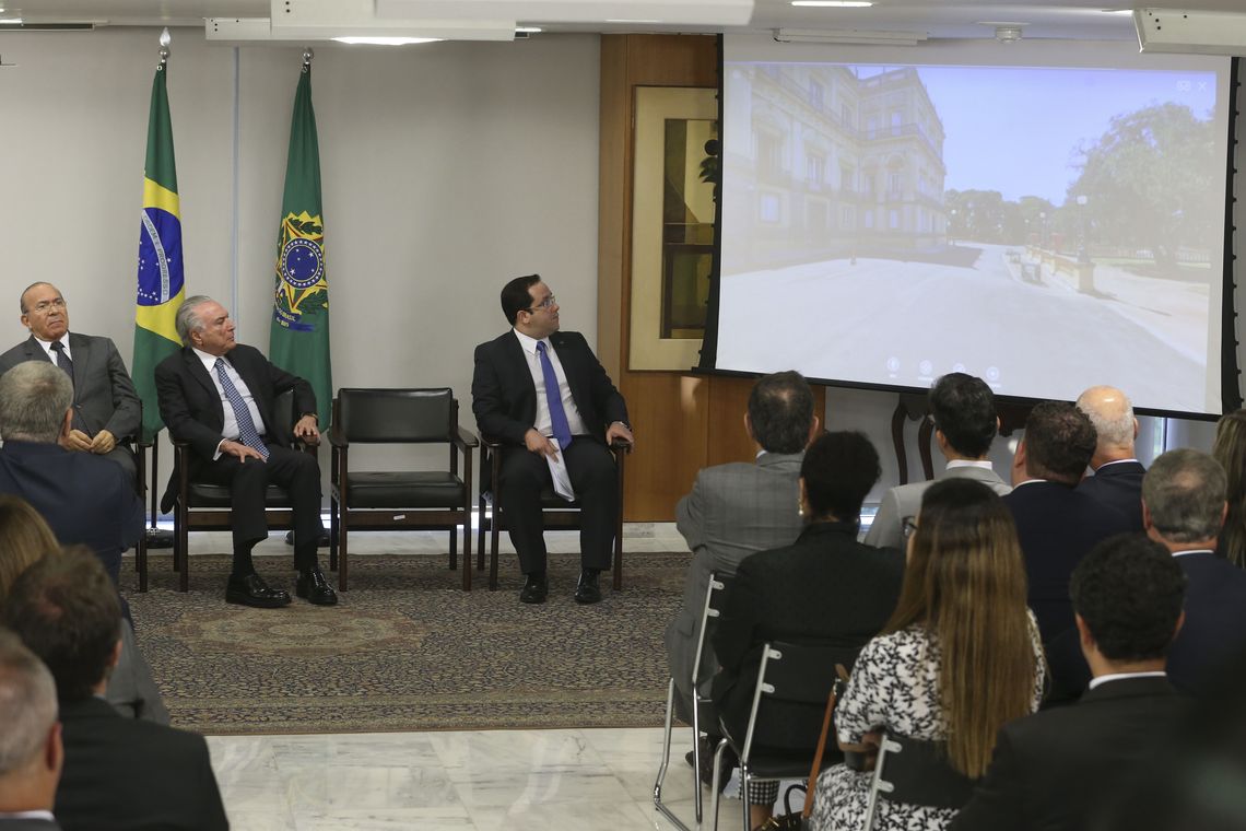 Valter Campanato/Agência Brasil O ministro da Casa Civil, Eliseu Padilha, o presidente Michel Temer e o ministro interino da Educação, Henrique Sartori, durante cerimônia de assinatura da MP que cria a Agência Brasileira de Museus (Abram).